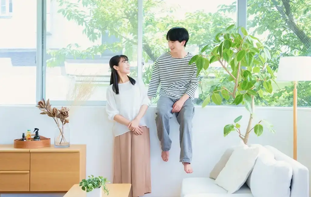 夫婦がリビングで会話する様子