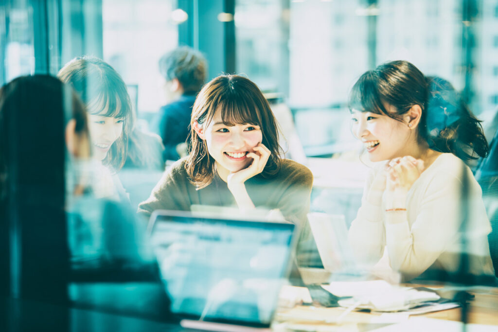 SFIMA株式会社が全省庁統一資格を取得。チームメンバーでのミーティングの様子。