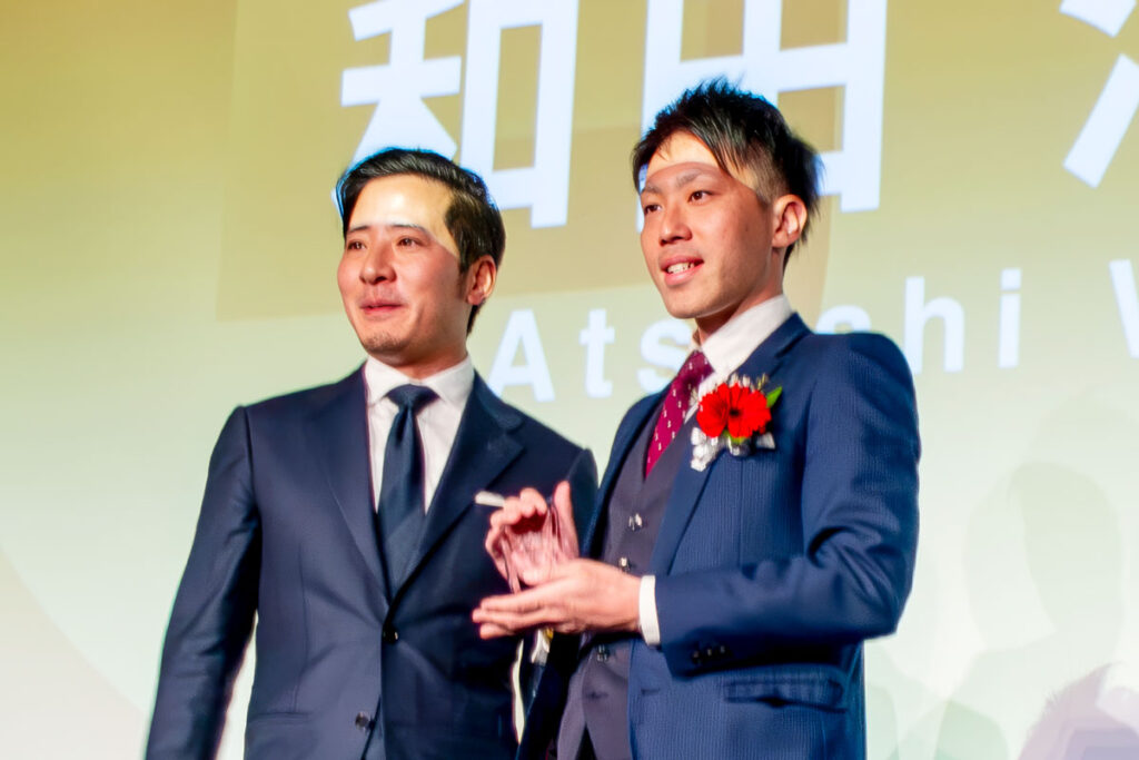 ランサーズのランサーオブザイヤーをSFIMA株式会社の和田淳志が受賞し秋好陽介氏との記念撮影の様子